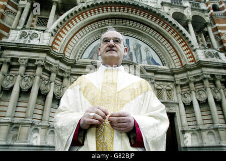 Bischof George Stack vor der Westminster Cathedral im Zentrum von London, wo er der Gemeinde von seiner Freude erzählte, bevor er bei der regulären Messe um 17:30 Uhr Gebete zur Feier anführte. Stockfoto