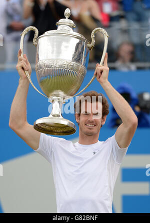 Andy Murray aus Großbritannien hält die Trophäe während des siebten Tages der AEGON Championships im Queen's Club, London, hoch. Stockfoto