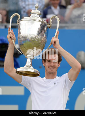 Andy Murray aus Großbritannien hält die Trophäe während des siebten Tages der AEGON Championships im Queen's Club, London, hoch. Stockfoto