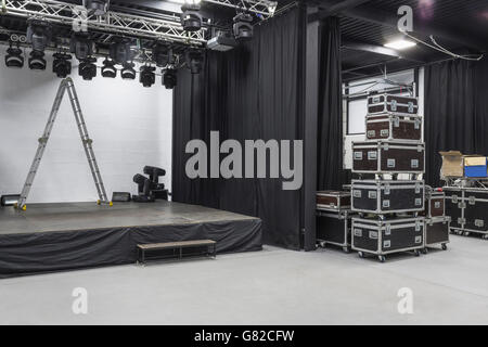 Trittleiter auf der Bühne mit Vorhängen im studio Stockfoto