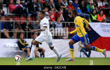 Fußball - UEFA U-21-Europameisterschaft - Gruppe B - Schweden - England - Ander Stadium. Der englische Liam Moore (links) kommt dem schwedischen Isaac Kiese Thelin weg Stockfoto