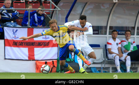 Englands Nathan Redmond (rechts) und Schwedens Ludwig Augustinsson (links) kämpfen Für den Ball Stockfoto