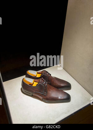 Erhöhte Ansicht braune Schuhe im Regal für die Anzeige im Shop Stockfoto