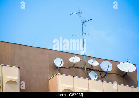 Niedrigen Winkel Ansicht von Antennen und Satellitenschüsseln auf Gebäude gegen Himmel Stockfoto