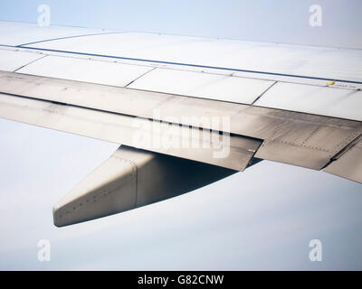 Bild vom Himmel flogen Flugzeugflügel beschnitten Stockfoto