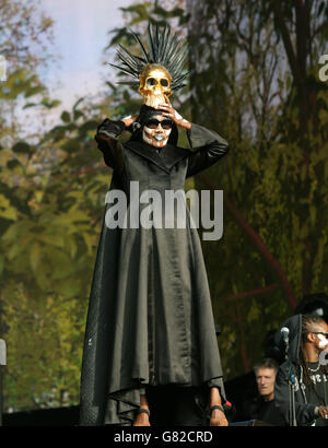 Grace Jones tritt auf der Great Oak Stage beim British Summer Time Hyde Park Festival im Hyde Park im Zentrum von London auf. Stockfoto