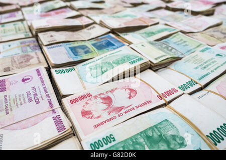 Full-Frame-Schuss von Papierwährungen auf Tabelle angeordnet Stockfoto