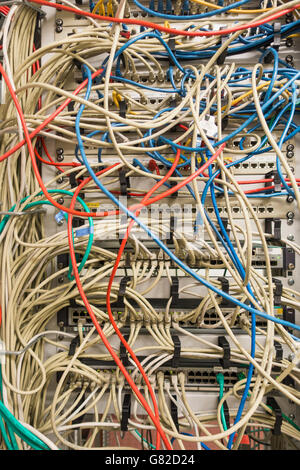 Full-Frame-Schuss von Kabeln mit Server verbunden Stockfoto