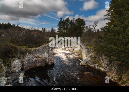 Carrbridge Bridge von der moderne Straßenbrücke gesehen Stockfoto