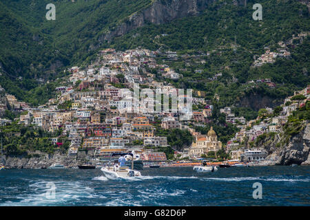 Positano, die aus dem Meer gesehen Stockfoto