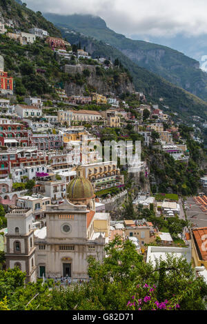 Blick auf die Chiesa di Santa Maria Assunta mit ihren Majolika gekachelten Kuppel in Positano, Italien Stockfoto