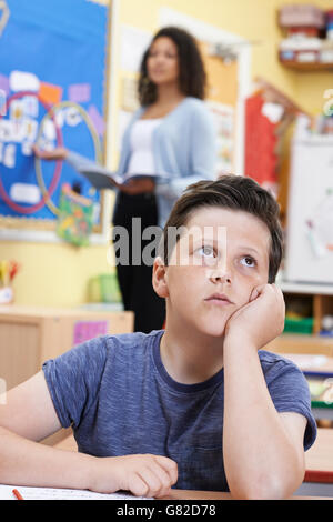 Männliche Grundschule Schüler In der Klasse Tagträumen Stockfoto