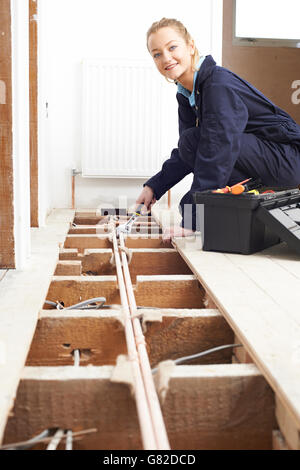 Weibliche Klempner Einbau Zentralheizung Stockfoto