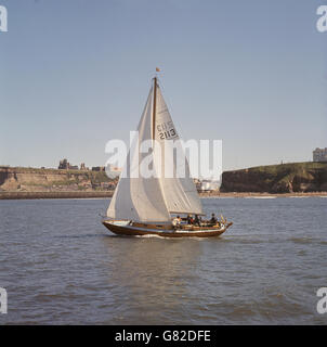 Yachting in Whitby. Blauer Himmel und Sonnenschein für Segler in Whitby, Yorkshire, wo die Boote in einem vom Whitby Yacht Club organisierten Rennen gesehen werden. Stockfoto