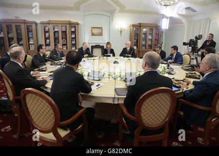 Clive Marshall, Vorsitzender der Pressevereinigung (zweiter rechts), bei einem Treffen mit Präsident Putiin. Der russische Präsident sprach am Rande des Petersburger Internationalen Wirtschaftsforums mit Vertretern internationaler Nachrichtenagenturen. Stockfoto