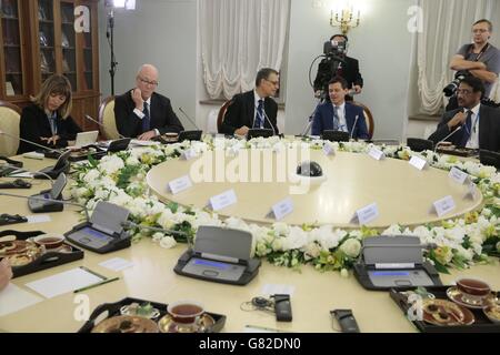 Pressebundes-Chef Clive Marshall (zweiter links) bei einem Treffen mit Präsident Putiin. Der russische Präsident sprach mit Vertretern internationaler Nachrichtenagenturen am Rande des Petersburger Internationalen Wirtschaftsforums. Stockfoto