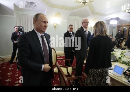 Clive Marshall, Vorsitzender der Pressevereinigung (zweite rechts), vor einem Treffen mit Präsident Putiin. Der russische Präsident sprach am Rande des Petersburger Internationalen Wirtschaftsforums mit Vertretern internationaler Nachrichtenagenturen. Stockfoto