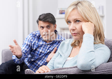 Älteres Paar mit Argument zu Hause Stockfoto