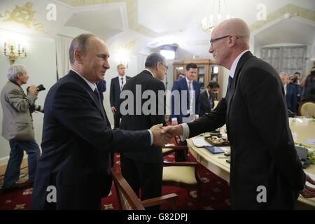 Der Vorsitzende der Pressevereinigung, Clive Marshall, trifft Präsident Wladimir Putin. Der russische Präsident sprach am Rande des Petersburger Internationalen Wirtschaftsforums mit Vertretern internationaler Nachrichtenagenturen. Stockfoto