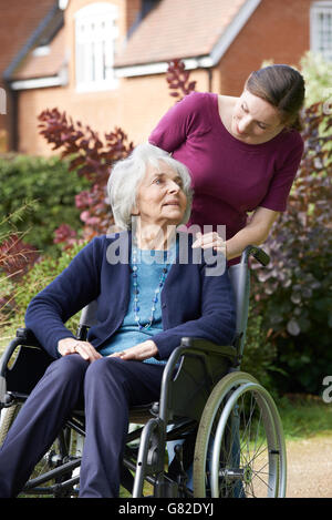 Tochter Senior Mutter im Rollstuhl schieben Stockfoto