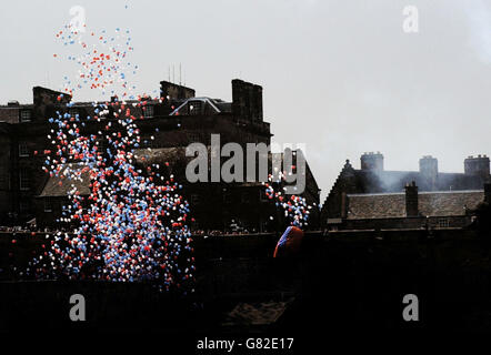 Tausende von roten, weißen und blauen Luftballons füllen den Himmel über Edinburgh Castle, um an die zu erinnern, die im Zweiten Weltkrieg ihr Leben verloren haben. Die eindringliche Würdigung fiel mit der Einleitung eines Veranstaltungsprogramms zum 60. Jahrestag des Endes des Konflikts zusammen. Stockfoto