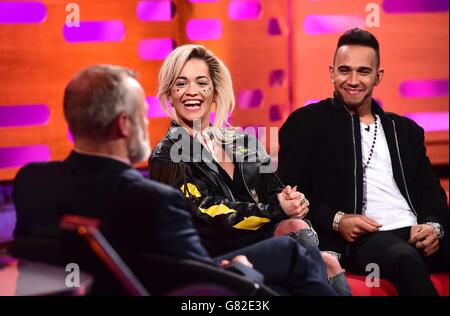 (Links - rechts) Gastgeber Graham Norton, Rita Ora und Lewis Hamilton während der Dreharbeiten zur Graham Norton Show in den Londoner Studios, die am Freitag ausgestrahlt werden. Stockfoto