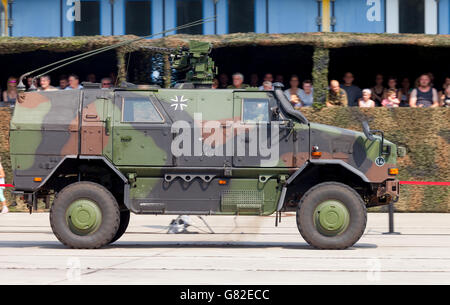 BURG / Deutschland - 25. Juni 2016: deutschen gepanzerten militärischen Infanterie Mobilität Fahrzeug, ATF Dingo Laufwerke am Tag der offenen Tür in der Kaserne Burg Stockfoto