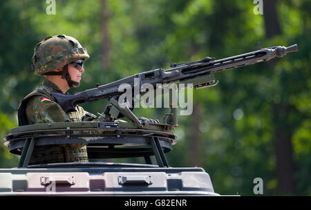 BURG / Deutschland - 25. Juni 2016: deutscher Soldat mit Maschinengewehr sichert eine Zone am Tag der offenen Tür in der Kaserne Burg / Deutschland am 25 Juni Stockfoto