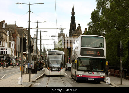 Straßenbahnen von Edinburgh fahren auf der Princes Street in Edinburgh Stockfoto