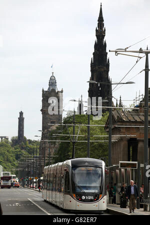 Straßenbahn Edinburgh Stock. Straßenbahnen von Edinburgh fahren auf der Princes Street in Edinburgh Stockfoto