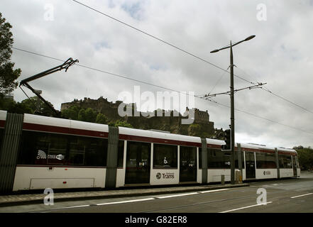 Straßenbahnen von Edinburgh fahren auf der Princes Street in Edinburgh Stockfoto