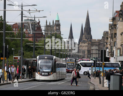 Straßenbahnen von Edinburgh fahren auf der Princes Street in Edinburgh Stockfoto