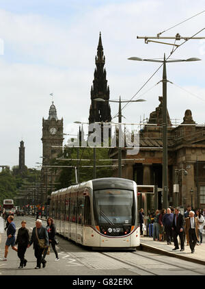 Straßenbahn Edinburgh Stock. Straßenbahnen von Edinburgh fahren auf der Princes Street in Edinburgh Stockfoto