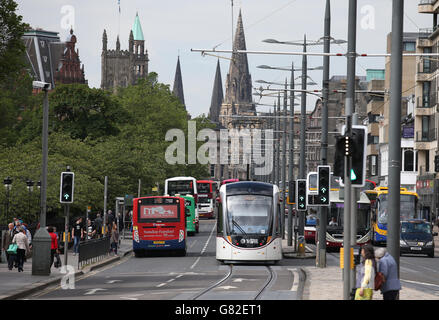 Straßenbahnen von Edinburgh fahren auf der Princes Street in Edinburgh Stockfoto