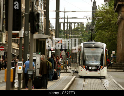 Straßenbahnen von Edinburgh fahren auf der Princes Street in Edinburgh Stockfoto