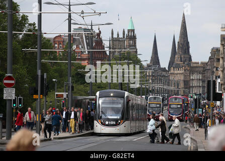 Straßenbahnen von Edinburgh fahren auf der Princes Street in Edinburgh Stockfoto