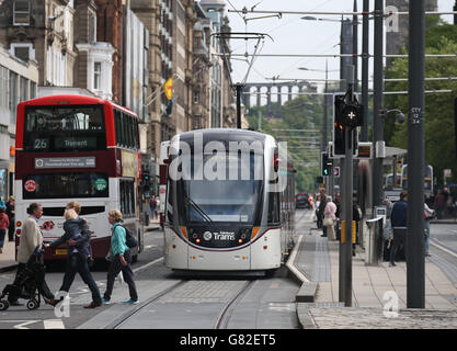 Straßenbahn Edinburgh Stock. Straßenbahnen von Edinburgh fahren auf der Princes Street in Edinburgh Stockfoto