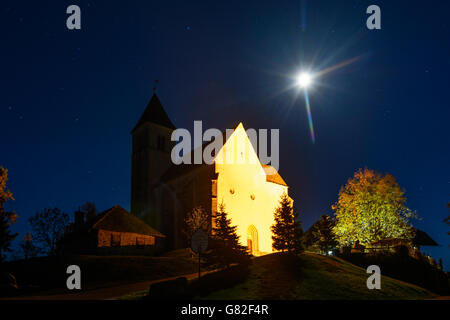 Kirche auf dem Magdalensberg und Vollmond, Magdalensberg, Österreich, Kärnten, Carinthia-Gipfel, Stockfoto