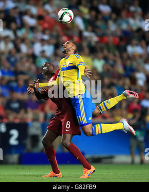 Fußball - UEFA U-21-Europameisterschaft - Finale - Schweden - Portugal - Eden Stadium. Portugals William Carvalho (links) und Schwedens Isaac Kiese Thelin kämpfen um den Ball in der Luft Stockfoto