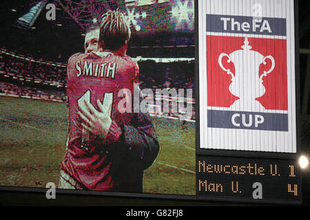 Fußball - FA Cup - Halbfinale - Newcastle United gegen Manchester United - Millennium Stadium. Alan Smith (l) und Wayne Rooney von Manchester United feiern, als das Anzeigetafel die endgültige Punktzahl anzeigt Stockfoto