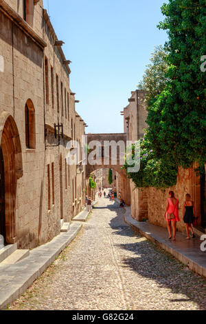 Die Allee der Ritter im Herzen der Altstadt von Rhodos, das ist am besten erhaltene Beispiel einer mittelalterlichen Straße. Stockfoto