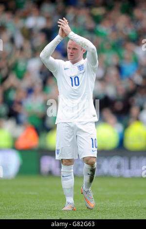 Englands Wayne Rooney applaudiert den Fans während der internationalen Freundschaftschaft im Aviva Stadium, Dublin, Irland. DRÜCKEN Sie VERBANDSFOTO. Bilddatum: Sonntag, 7. Juni 2015. Siehe PA Geschichte SOCCER Republic. Bildnachweis sollte lauten: Martin Rickett/PA Wire. Stockfoto