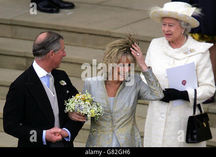 Prinz Charles und die Herzogin von Cornwall, ehemals Camilla Parker Bowles, werden von Königin Elizabeth II. Gefolgt Stockfoto