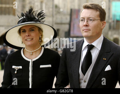 Prinz Constantijn (R) von den Niederlanden und Prinzessin Laurentien verlassen die Georges-Kapelle nach der Segnung der standesamtlichen Heirat des Prinzen von Wales an die Herzogin von Cornwall. Stockfoto