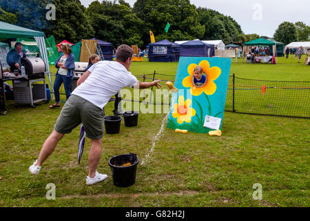 Nassen Sie Schwamm werfen auf das jährliche Dorffest In Nutley, East Sussex, Großbritannien Stockfoto