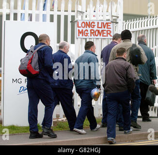 MG Rover Crisis – Werk Longbridge. Die Mitarbeiter der Morgenschicht kommen an. Stockfoto