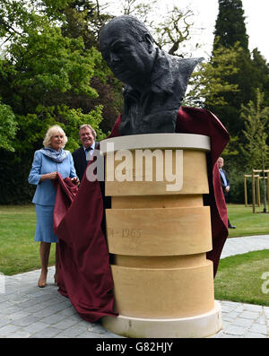 Die Herzogin von Cornwall enthüllt eine Büste von Sir Winston Churchill auf dem Gelände des Blenheim Palace, Oxfordshire. Stockfoto