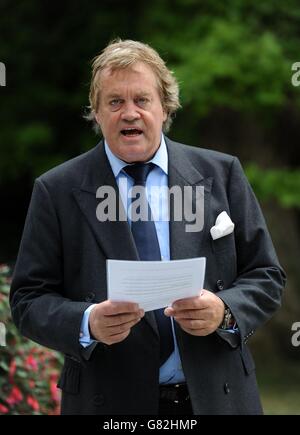 Der Herzog von Marlborough, Jamie Spencer-Churchill, hält eine Rede vor der Enthüllung einer Büste von Sir Winston Churchill auf dem Gelände des Blenheim Palace, Oxfordshire. Stockfoto