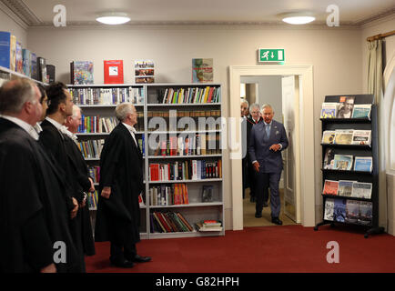 Der Prinz von Wales trifft Mitglieder des Lehrpersonals bei einem Besuch des Eton College in der Nähe von Windsor, Berkshire, wo er offiziell das neue Bekynton Field Development Gebäude eröffnete. Stockfoto