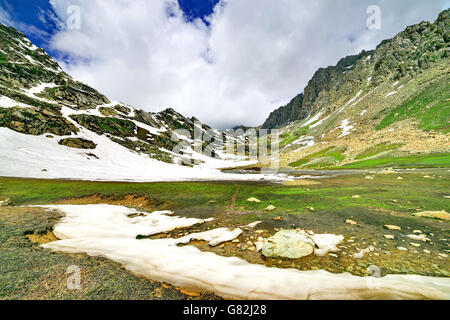 Schöner Blick auf die Berge mit Schnee Sonamarg, Jammu und Kashmir, Indien Stockfoto